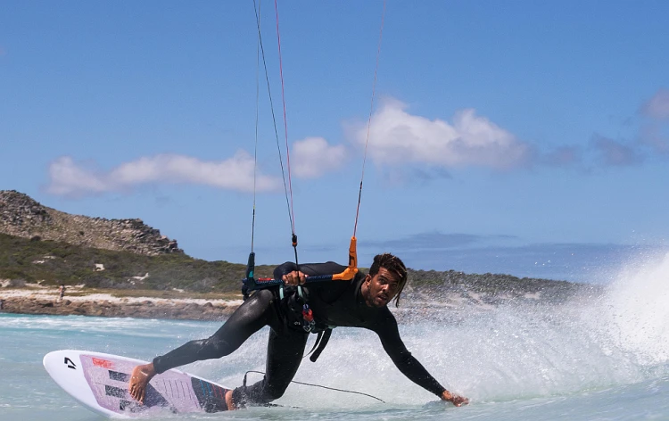 44210-3401_Deska_Kitesurfing_Duotone_2021_Wave_Surf_Fish_SLS_Action.png