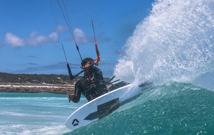 44210-3401_Deska_Kitesurfing_Duotone_2021_Wave_Surf_Fish_SLS_Waveboard.png