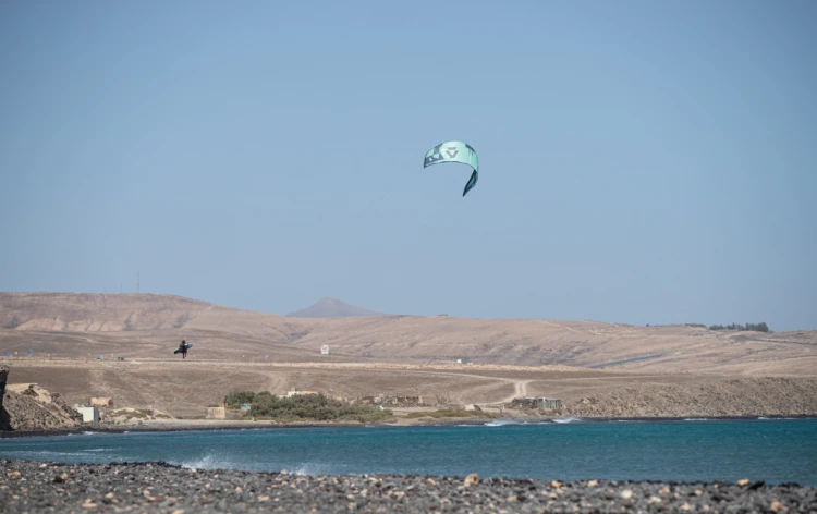 44210-3412_Deska_Kitesurfing_Duotone_2021_Wave_Surfboard_Voke_SLS_StraplessBoard.png