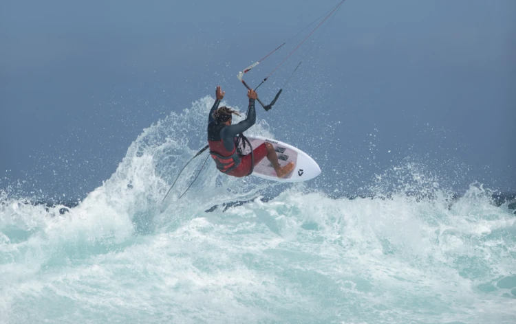 44210-3406_Deska_Kiteboarding_Duotone_2021_Waveboard_Surf_Wam_SLS.png