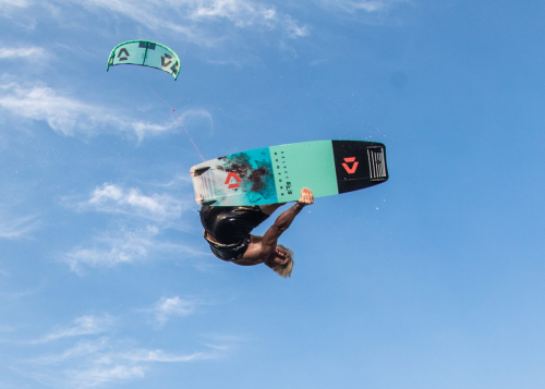 44210-3426_Deska_Kiteboarding_Duotone_2021_TwinTip_Select_SLS_Action.png
