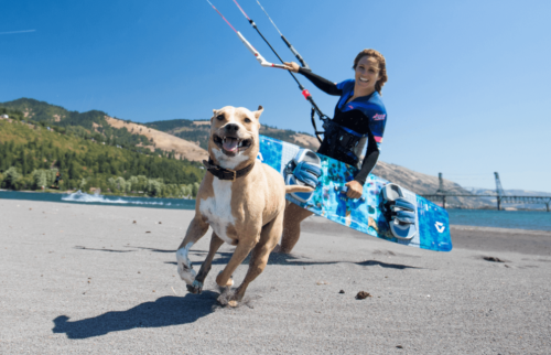 44210-3430_Deska_Kitesurfing_Duotone_2021_TwinTip_Soleil_SLS_Action.png
