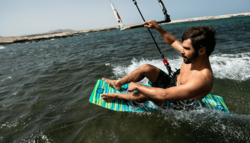 44210-3427_Deska_Kitesurfing_Duotone_2021_TwinTip_Spike_Action.png