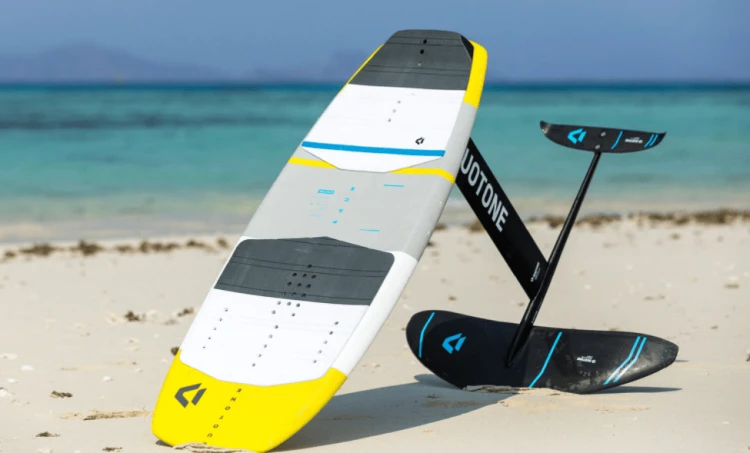 44200-3450_Deska_Duotone_2020_Kite_Foiling_Foilboarding_Pace_Foil_Action.png