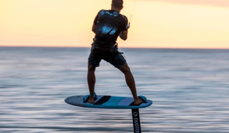 44900-3507_Duotone_Kiteboarding_Foiling_Foil_Spirit_GT_565_90_ride.png