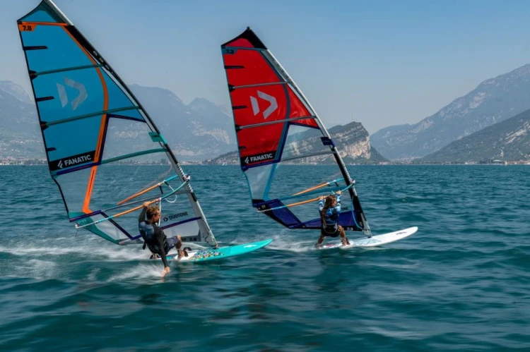 Deska-windsurf-Fanatic-BlastHRS-2021.jpg