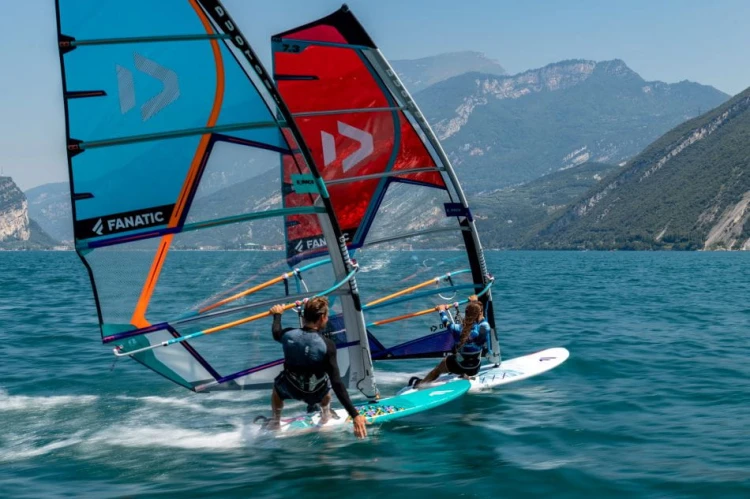 Deska-windsurfingowa-Fanatic-Blast-HRS-2021.jpg
