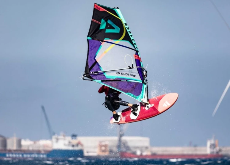 Żagiel-windsurfingowy-Duotone-Now-2022.jpg