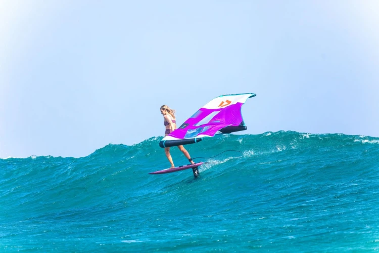 Deska-do-Foil-wing-Fanatic-SkyWing-women-action-picture-2022.jpg