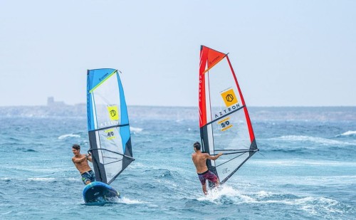 Pędniki-windsurfingowe-Aztron-Soleil-4.0-and-5.0-on-water-2022.jpg
