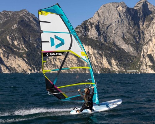 Duotone_2022_E_Pace_Windsurfing-Sails-New-Model-White-Turquoise.jpg