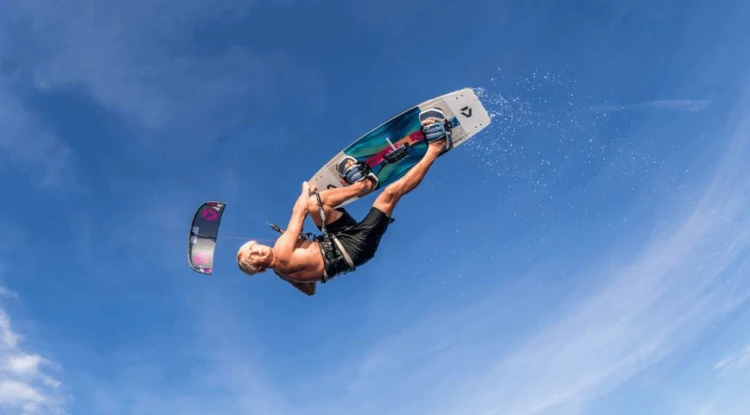 Duotone-kiteboarding-Entity-ergo-pads-and-straps-season-2021.jpg