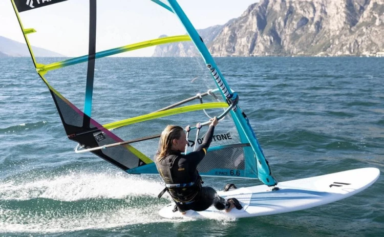 Deska-Fanatic-do-windsurfingu-Gecko-2022.jpg