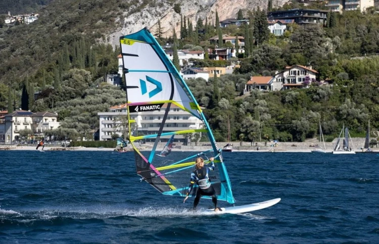 Deska-windsurfing-Fanatic-Gecko-2022.jpg