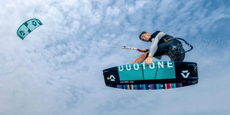 44220-3002-dice-2023-duotone-latawiec-kite-action