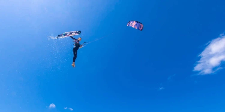 44230-3012-dice-sls-2023-duotone-kite-latawiec-action.jpg