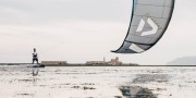 44230-3020-juice-d-lab-2023-duotone-kite-latawiec-dark-grey-action.jpg