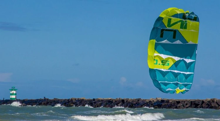 Pete- Lynn-UNIQ-Play -kite-1.5-green-lime-on-action.jpg