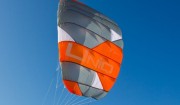 Latawiec-Peter-Lynn-Uniq-TR-1.5-grey-orange-on-air.jpg