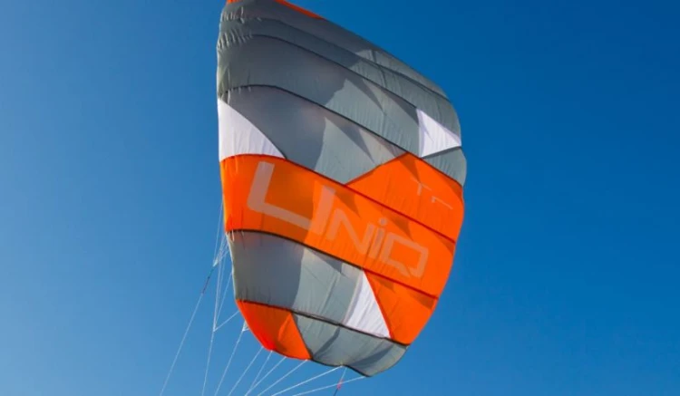 Latawiec-Peter-Lynn-Uniq-TR-1.5-grey-orange-on-air.jpg