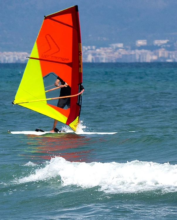 Pędnik-Windsurfingowy-Severne-Synergy-Rig-Dacron-On-Water.jpg