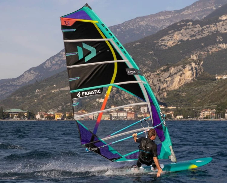 Deska-Fanatic-Blast-LTD-with-S-Pace-sail-2022.jpg