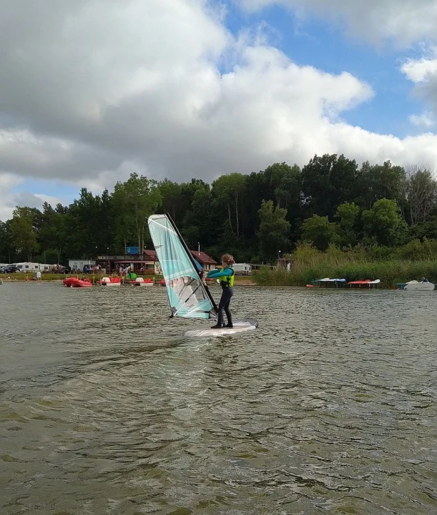Kamizelka-Ion-Booster-X-Lime-with-model-on-windsurfing.jpg
