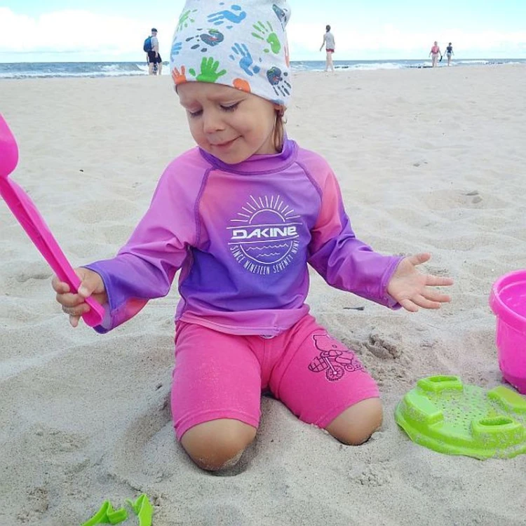 Koszulka-Lycra-Dakine-Girls-Toddler-LongSleeve-PinkSunset-on-model.jpg