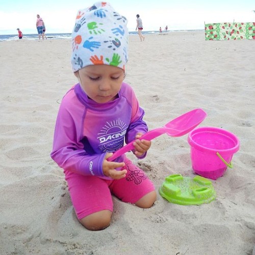 Koszulka-Lycra-Dakine-Girls-Toddler-LongSleeve-PinkSunset-on-girl.jpg