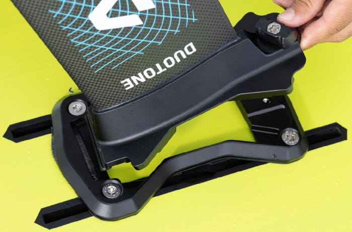 duotone-quick-mount-system-for-hydrofoil-mast-2024.jpg