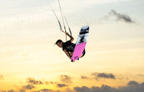44250-3429_Deska-Kite-Duotone-Soleil-Concept-Blue-on-action-2025-white.jpg