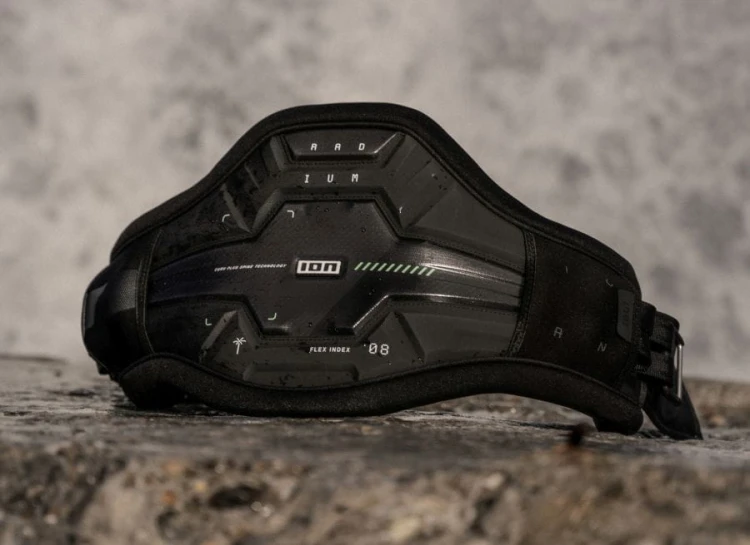 48252-4742_Trapez-windsurf-Ion-Radium-on-exposition-2025-black.jpg