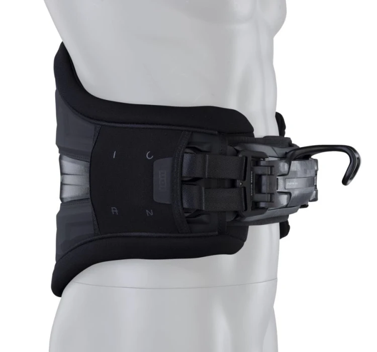 48252-4742_Trapez-windsurf-Ion-Radium-on-model-2025-black.jpg