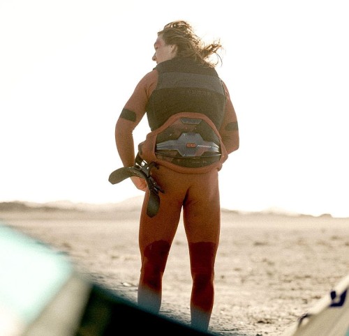 48252-4702_Trapez-Ion-Apex-kite-harness-on-model-2025-sunbaked-maroon.jpg