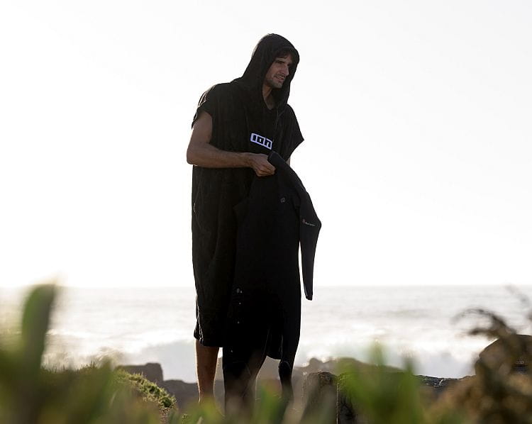 48230-7094_Ręcznik-Poncho-Ion-Core-front-view-2025-black.jpg