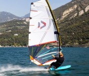 14240-1210_żagiel-duotone-E-Pace-SLS-on-water-2024-white-mustard.jpg