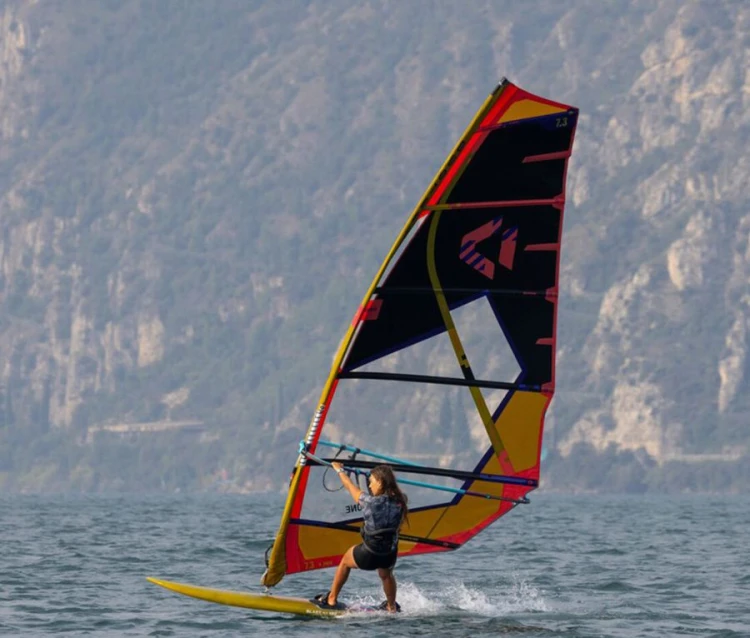 14240-1211_Żagiel-Duotone-E-Pace-sailing-on-garda-lake-2024-Black-Mustard.jpg