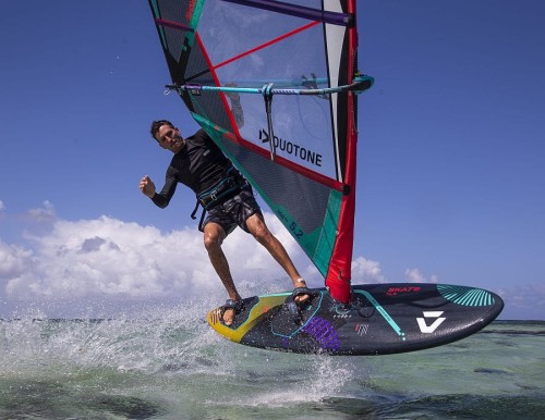 Deska-windsurf-freestyle-duotone-skate-sls-on-water-2024-petrol-mustard.jpg