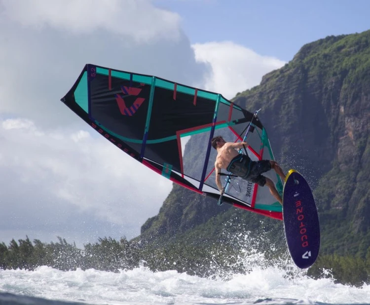 Deska-windsurf-freestyle-duotone-skate-sls-with-Idol-sail-2024-petrol-mustard.jpg