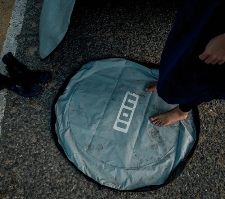 Pokrowiec-na-piankę-ion-changing-mat-wetbag-with-foot-on-2024.jpg