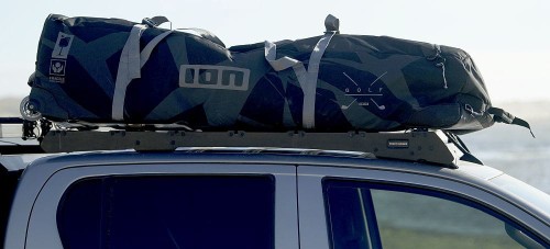 48220-7013_Pokrowiec-Ion-Gear-TEC-Golf-Bag-on-car-roof-2023-Black.jpg