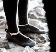 48230-4335_Buty-neoprenowe-Ion-Plasma-Slipper-1.5-on-feet-2025-black.jpg