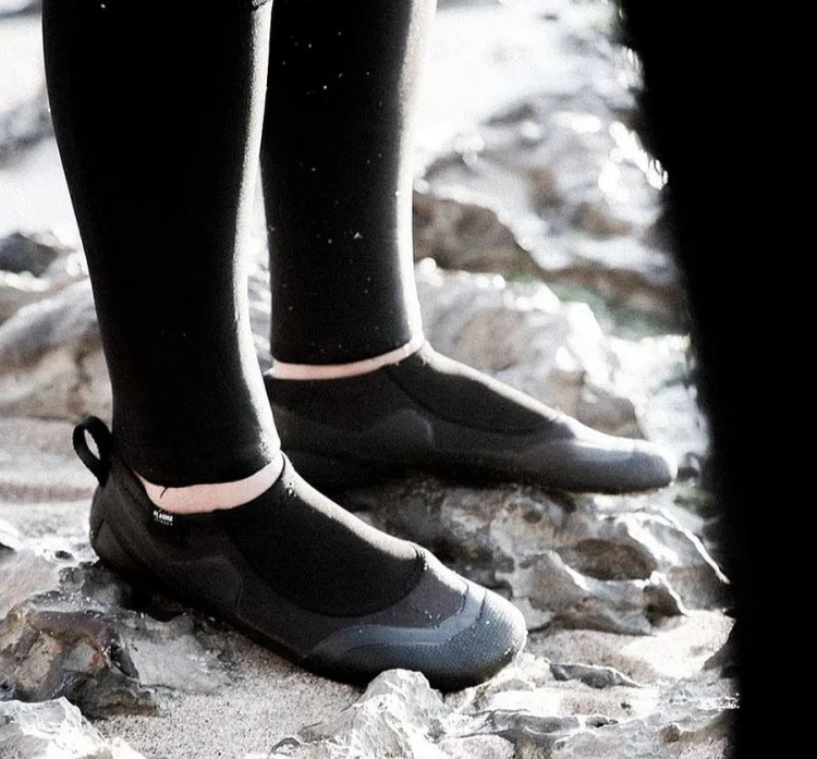 48230-4335_Buty-neoprenowe-Ion-Plasma-Slipper-1.5-on-feet-2025-black.jpg