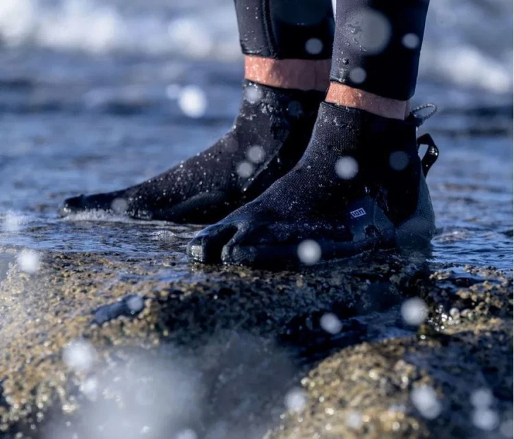 48230-4310_Buty-Neoprenowe-Ion-Ballistic-Toes-Neoprene-Boots-2.0-external-split-on-feet-2025.jpg