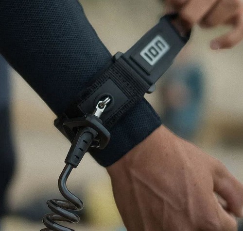Leash-do-skrzydła-Ion-Wing-leash-core-coiled-wrist-2024.jpg