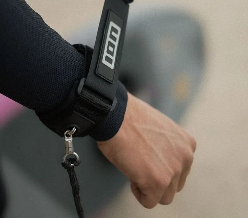 48230-7270_Ion-Wing-Leash-core-wrist-on-hand-2025-black.jpg