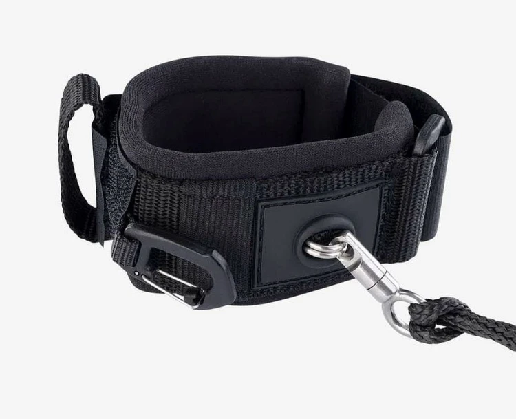 48230-7270_Ion-Wing-Leash-core-wrist-with-side-carabiner-2025-black.jpg
