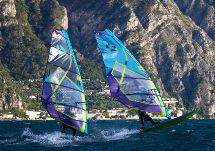 DTW-żagiel-Duotone-E-Pace-with-windsurf-board-Eagle-SLS-beside-the-mountain-2025.jpg