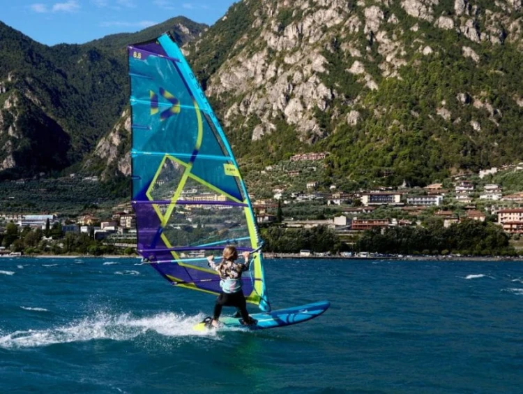 DTW-żagiel-Duotone-E-Pace-with-windsurf-board-Eagle-SLS-on-the-water-2025.jpg