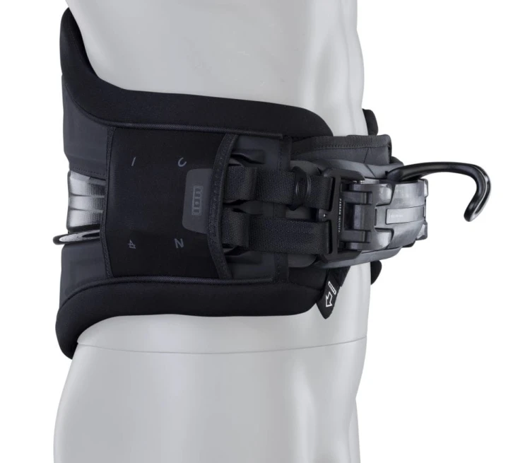 48252-4702_Trapez-Ion-Apex-kite-harness-on-manneqiun-2025-Black.jpg